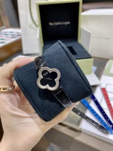 支持香港、美国直邮 Vca梵克雅宝 四叶草鳄鱼皮腕表 材质925纯银打造天然宝石 可盐可甜链带表让幸运四叶草带给你每一分每一秒的幸运相随 电镀18K金工艺“Sw 支持香港、美国直邮 Vca梵克雅宝 四叶草鳄鱼皮腕表 材质925纯银打造天然宝石 可盐可甜链带表让幸运四叶草带给你每一分每一秒的幸运相随 电镀18K金工艺“Sw