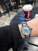 白 金 宝格丽新款设计Lvcea系列女士腕表，表盘珍珠贝母嵌花工艺呈现出太阳般的光芒，拥有它出入职场还是在生活中 每一天都光彩夺目 石英尺寸30Mm