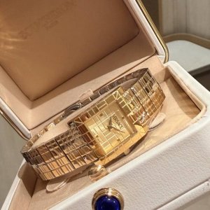 金 320 Versace Mosaic 系列 范思哲 2025 秋冬新款系列 以古典世界为灵感来源 融合马赛克图案和现代设计 呈现出成熟典雅且富有视觉张力的造 金 320 Versace Mosaic 系列 范思哲 2025 秋冬新款系列 以古典世界为灵感来源 融合马赛克图案和现代设计 呈现出成熟典雅且富有视觉张力的造