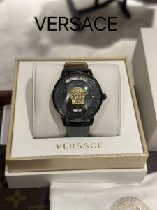 白 金黑 Versace 新款 范思哲 V-Tribute系列,3D立体的美杜莎头像摄人心魂,头像上方Verssce标识印记范思哲的品牌格调,简约盘面搭配矩形时 白 金黑 Versace 新款 范思哲 V-Tribute系列,3D立体的美杜莎头像摄人心魂,头像上方Verssce标识印记范思哲的品牌格调,简约盘面搭配矩形时