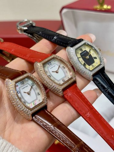 卡地亚-Cartier ,Mini Lady 酒桶型,采用原装进口瑞士石英机芯,法国蓝宝石水晶镜面,表壳镶满施华洛世奇真水钻18K金工艺,牛皮表带 ,外型精巧别 卡地亚-Cartier ,Mini Lady 酒桶型,采用原装进口瑞士石英机芯,法国蓝宝石水晶镜面,表壳镶满施华洛世奇真水钻18K金工艺,牛皮表带 ,外型精巧别