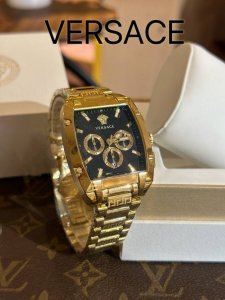 Versace 新款 范思哲 V酒桶系列 全面到货!酒桶形三眼表盘,搭配三个计时盘6时刻计时圈内嵌日期窗口日辉纹盘面折射不同时光影视线,在链节上研磨出金属拉丝线 Versace 新款 范思哲 V酒桶系列 全面到货!酒桶形三眼表盘,搭配三个计时盘6时刻计时圈内嵌日期窗口日辉纹盘面折射不同时光影视线,在链节上研磨出金属拉丝线