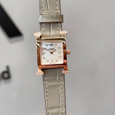 白钻 金钻 Heure H腕表 羽毛 镶钻 中号26X26 小号21X21 镶嵌24颗钻石 防眩蓝宝石水晶镜面 白色天然珍珠母贝表盘 瑞士石英机芯 可自由搭配手