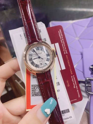枚金 鳄鱼皮高品质卡卡钥匙系列 小款31Mm钥匙腕表保留了卡地亚的经典设计 阿拉伯数字时标和剑形蓝钢指针 形似钥匙的表冠顶端镶嵌一颗蓝石 雕纹正品表盘上带有太阳