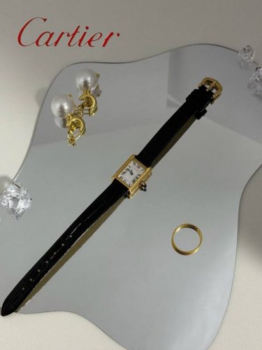 配盒 这款**卡地亚迷你坦克 Tank Louis Cartier Mini **是经典Tank系列的“精致缩影”,融合百年历史底蕴与奢华细节: 一、历史背景 配盒 这款**卡地亚迷你坦克 Tank Louis Cartier Mini **是经典Tank系列的“精致缩影”,融合百年历史底蕴与奢华细节: 一、历史背景