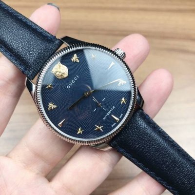 原盒:30 古驰新款，自动机械中性表，表径40Mm，精钢、滚花表圈，玑缕饰纹表面，蓝宝石水晶玻璃，黑色小牛皮可更换式，防水50米