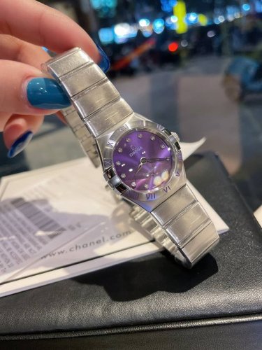 年新款欧米茄星座系列全新彩色盘腕表,以崭新色彩注入时尚活力!表盘明亮柔和,表圈的罗马数字刻度亦采用与表盘相同的色调,为腕间增添一抹灵动色彩,举手投足间恣意演绎世 年新款欧米茄星座系列全新彩色盘腕表,以崭新色彩注入时尚活力!表盘明亮柔和,表圈的罗马数字刻度亦采用与表盘相同的色调,为腕间增添一抹灵动色彩,举手投足间恣意演绎世