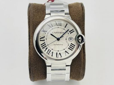 850专业为品质“升级”V8升级版 卡.地亚蓝气球系列腕表28Mm33Mm36Mm42Mm系列腕表！ 1 通透 更闪亮，更通透，日光下呈现独有的炫目火彩！ 2
