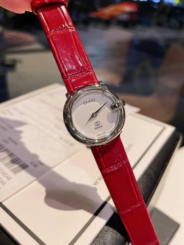 白 金 火爆款 原单品质 Gucci 古奇 来袭此品牌是简约主义的典范，最大特色就是表盘设计，打破千篇一律，简单而富有变化和品味，突出个性是古驰手表给人的特别印