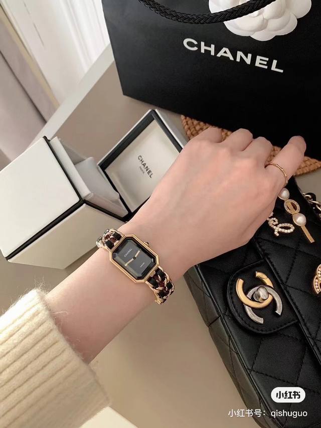 Chanel 香奈儿“黑方糖” Emiere系列 其灵感来源于N5香水的瓶盖与巴黎芳登广场的广角形轮廓直径20X26Mm！精钢与黑色皮革交织而成的链带显示出独特