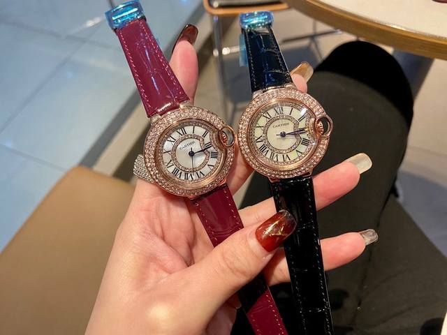 卡地亚-CARTIER 蓝气球系列 两针半石英腕表 珍珠贝壳面 尺寸33mm 头层小牛皮表带配原装扣 圈口镶嵌斯华洛钻石 尽显奢华腕表在不同的场合映耀着她们各自