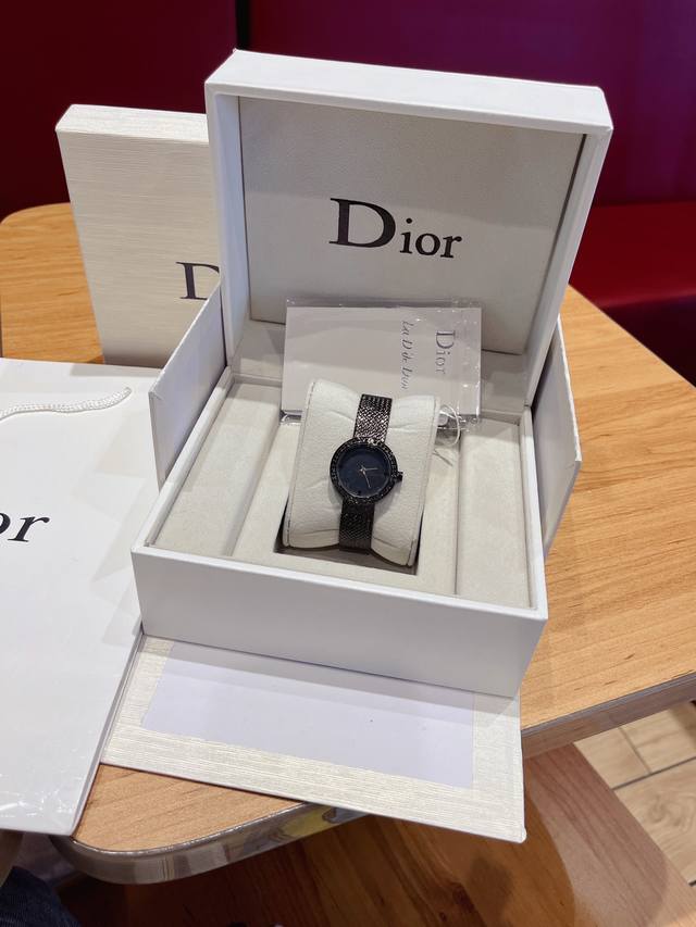 爆批迪奥 Dior 新一代精致高雅的风格来自于la Mini D De Dior Satine系列高级腕表...沿袭了迪奥珠宝表现出女性特质 作为奢侈品品牌中最