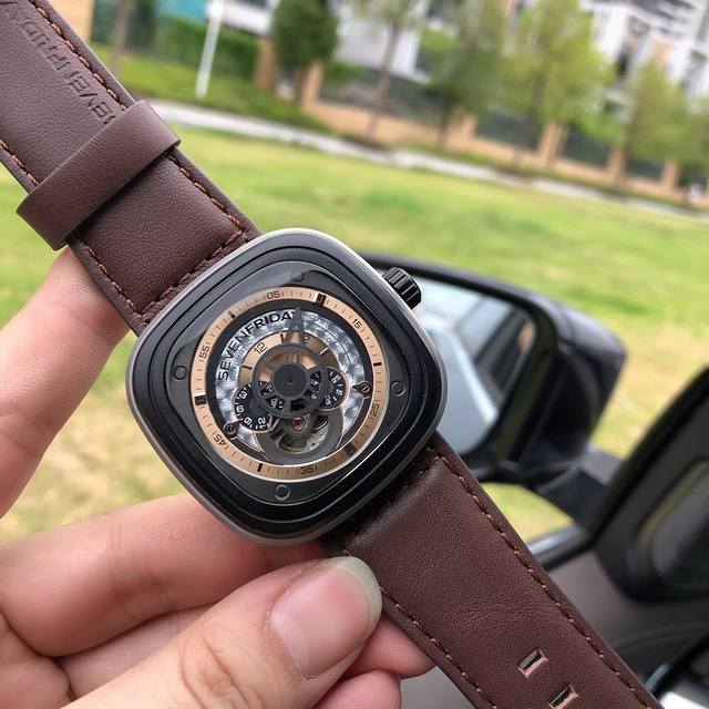 原单品质 横空问世 最具性价比 Sevenfriday 掌柜推荐 老式蒸汽机 P2 01 不锈钢的喷砂深灰色pvd表壳包裹着玫瑰金属色的多层界面表盘 外接喷砂枪