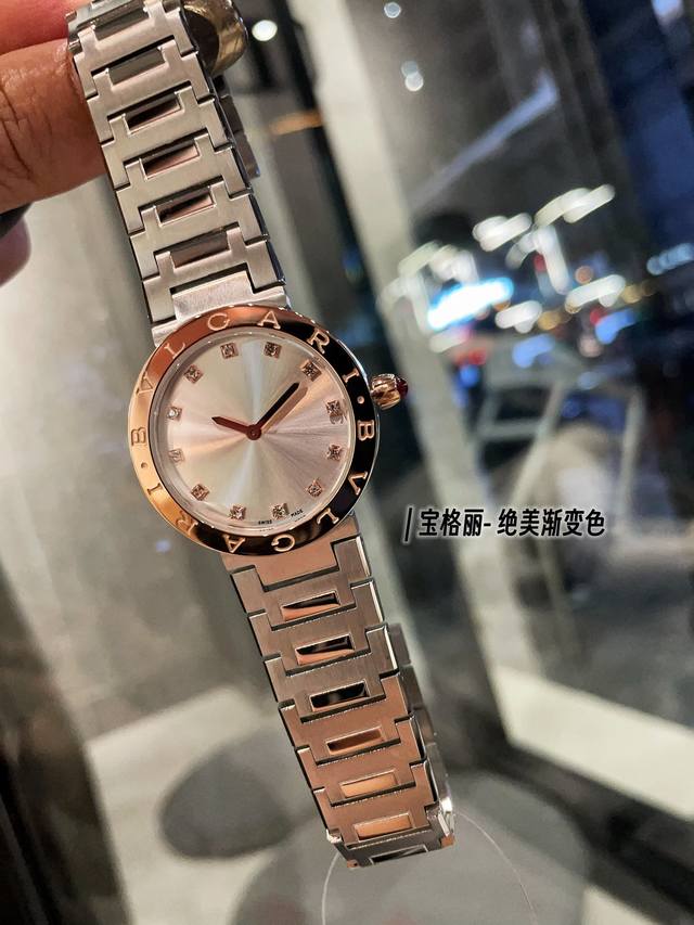 间枚 酷飒风来袭 帅就完事了 Bvlgari 宝格丽石英腕表新款来袭 Bv 宝格丽女士石英腕表 此款腕表使用 Logo 标志作为设计元素 316L表壳圈面独特的