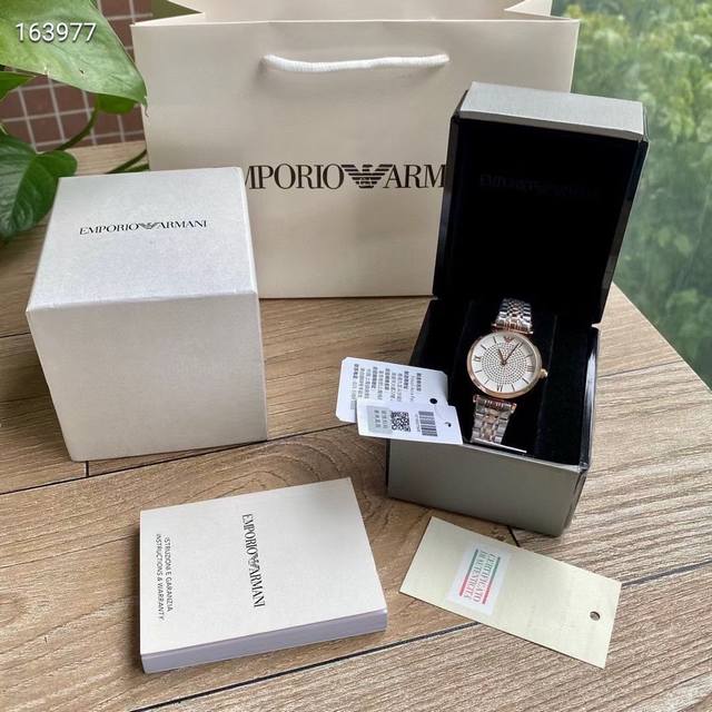 原单 Armani 阿玛尼满天星女士手表型号ar1 满天星 表盘直径32Mm 316精钢表带 阿玛尼满天星的钻采用进口施华洛世奇水晶钻 普钻的直径pp0 Pp1