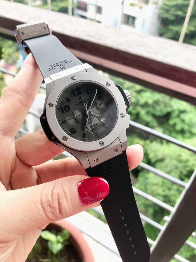 银 金 Hublot 宇舶 Big Bang大爆炸系列 搭载宇舶独特结构化镂空字面设计表盘刻度与指针很显眼超强的机械质感清晰易读 不管是材质还是艺术理念 品牌: