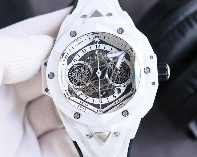 Hublot宇舶表big Bang Sang Bleu 刺青第二代腕表 运用立体几何图形 巧妙的构思 呈现出精妙的浮雕效果以及完美的三维视觉体验 陶瓷表壳采用独