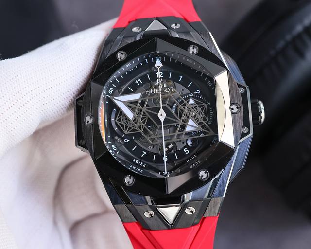 Hublot宇舶表big Bang Sang Bleu 刺青第二代腕表 运用立体几何图形 巧妙的构思 呈现出精妙的浮雕效果以及完美的三维视觉体验 陶瓷表壳采用独