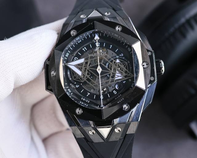 Hublot宇舶表big Bang Sang Bleu 刺青第二代腕表 运用立体几何图形 巧妙的构思 呈现出精妙的浮雕效果以及完美的三维视觉体验 陶瓷表壳采用独