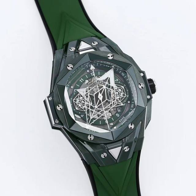 Hublot宇舶表big Bang Sang Bleu 刺青第二代腕表 运用立体几何图形 巧妙的构思 呈现出精妙的浮雕效果以及完美的三维视觉体验 陶瓷表壳采用独