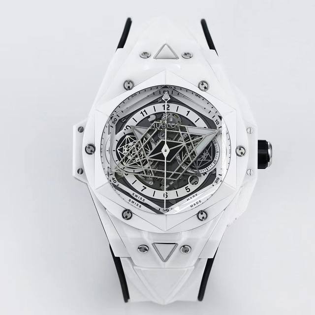 Hublot宇舶表big Bang Sang Bleu 刺青第二代腕表 运用立体几何图形 巧妙的构思 呈现出精妙的浮雕效果以及完美的三维视觉体验 陶瓷表壳采用独