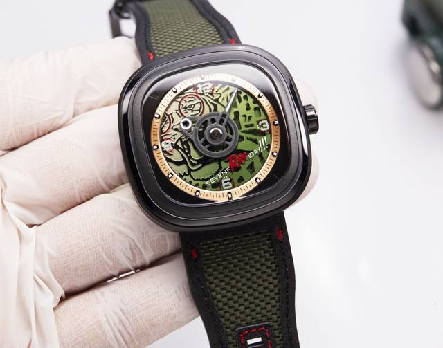 下单请询价 百兽之王 持续发力 心有猛虎 Sevenfriday七个星期五奉上细节拉满的老虎 只要足够勇敢 你也可以虎虎生威 清晰镂空虎头轮廓 都市众林跃然而出