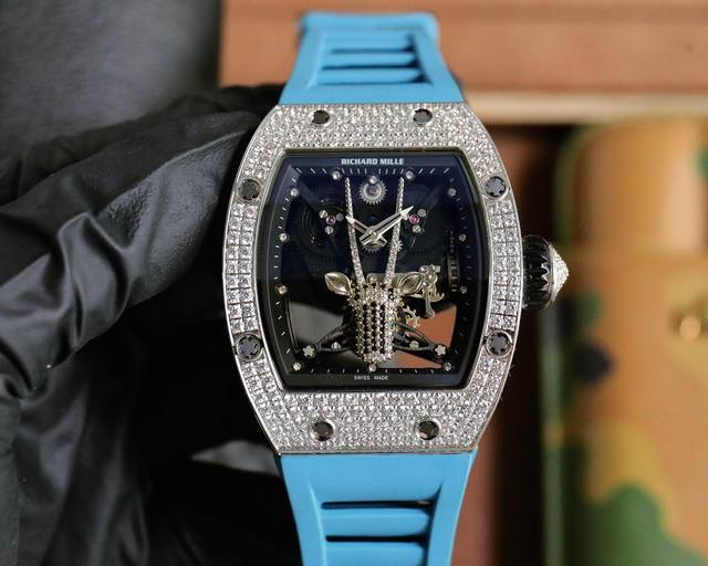 理查徳米勒 Richard Mille 满天星系列 最新山羊座 镶满钻壳身 搭载原装进口机械机芯更突显了这块腕表的运动风格 透过防眩光的表镜 可见到悬浮式镂空机