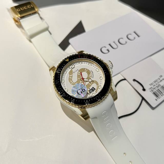 白壳 金壳 升级版 原单品质 值得信赖 古驰 Gucci新款中性潜水表 时尚不失大气 男女皆宜 40 Mm表径 以品牌标志性 猫 图案和夜光显示为表盘 应用不锈