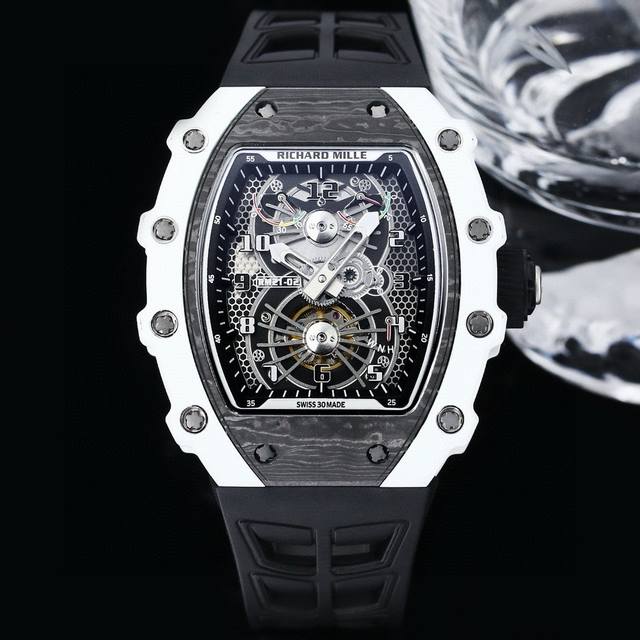 Richard Mille 理查米尔 Rm 1系列 搭载全自动进口机械机芯 尺寸40X50X16Mm 碳纤维材质打造的表圈和表柱作为架构支撑 进一步加固其精密结