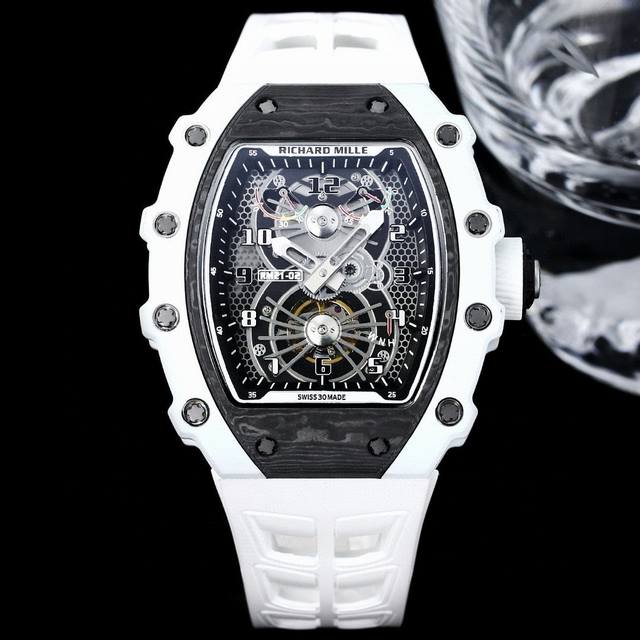 Richard Mille 理查米尔 Rm 1系列 搭载全自动进口机械机芯 尺寸40X50X16Mm 碳纤维材质打造的表圈和表柱作为架构支撑 进一步加固其精密结