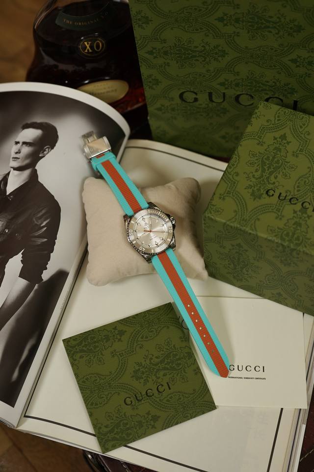 Gucci Dive 系列腕表全新亮相 男士机械表 防眩目蓝宝石玻璃 超强夜光 200M防水 316精钢表壳表带 经典三彩硅胶表带 表径~40Mm 中性款式 瑞