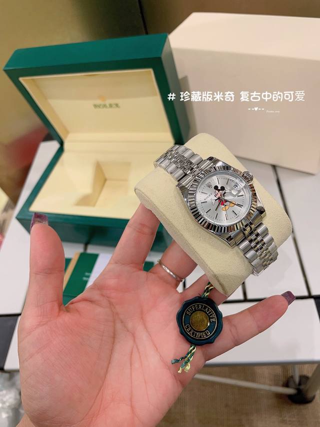 31Mm 跑量款 劳力士米老鼠石英腕表 各种品牌联名加身 真的爱死grip这个系列的手表啦 每一块都想拥有 干净利落的表盘趴着一只米老鼠 迪士尼粉们一定一定要入