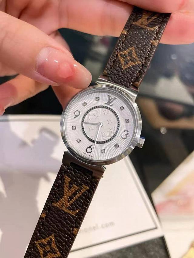 白 金 钻50 Lv超神之作 Lv Tambour Slim全系列陆续空降市场 致敬原厂 完成使命 三大超级亮点 腕表尺寸34Mm1.表盘的填油细腻 印刷立体