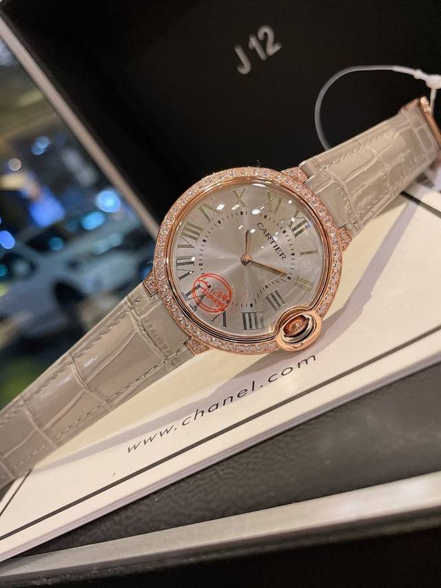 白 金 灰色调调 Ballon Bleu De Cartier卡地亚蓝气球腕表奢华系列 百搭尺寸36Mm 简约又别具品味 摒弃了现代盛行的繁复华丽的修饰 以简约