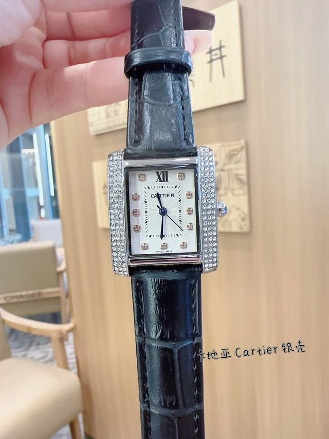 皮带 卡地亚 Cartier 新款 经典三针针系列女士方形腕表 气质腕表 线条流畅 魅惑动人 柔软服帖于腕间 奢华风格完美呈现出女性的前卫 大方 独特的造型彰显