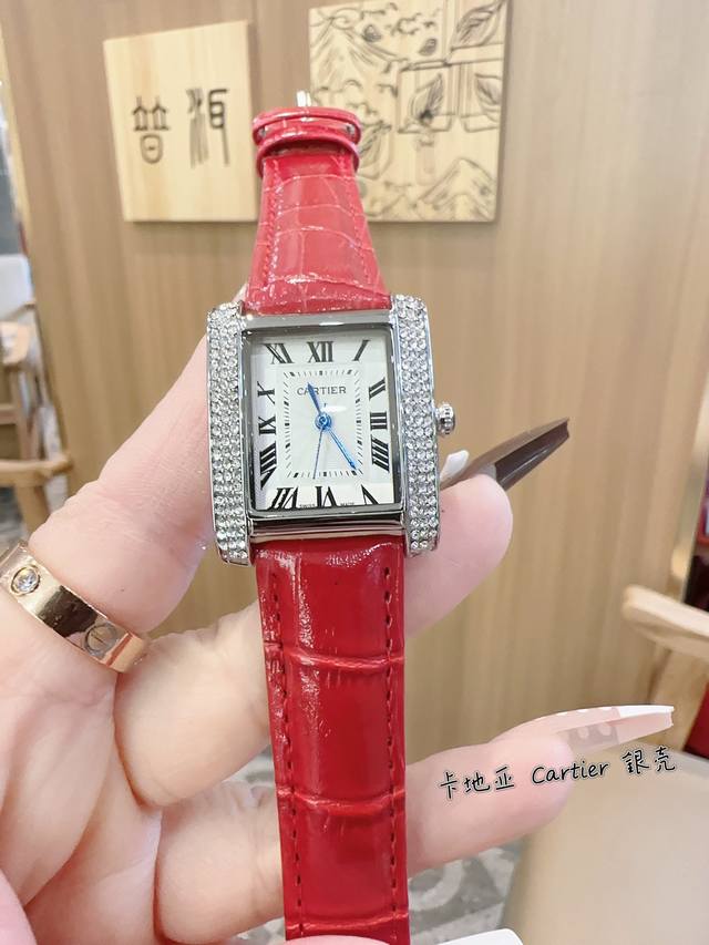 皮带 卡地亚 Cartier 新款 经典三针针系列女士方形腕表 气质腕表 线条流畅 魅惑动人 柔软服帖于腕间 奢华风格完美呈现出女性的前卫 大方 独特的造型彰显