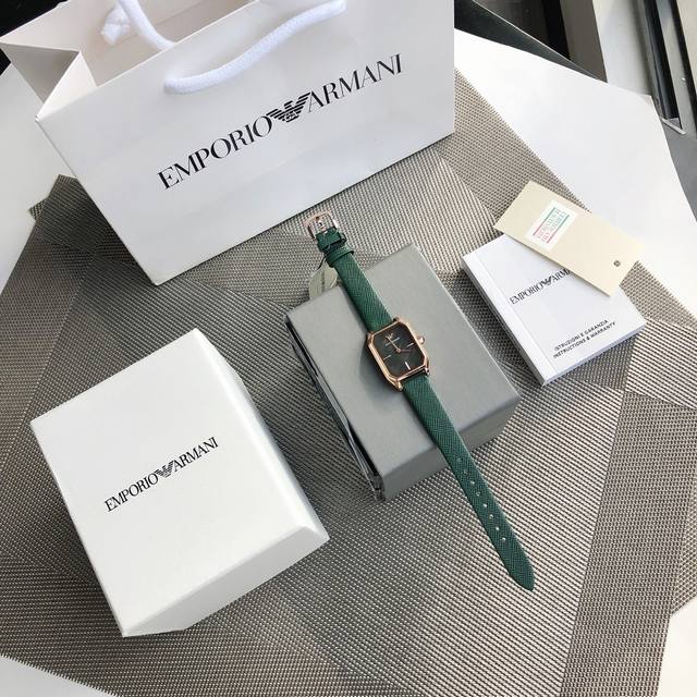 Armani 阿玛尼 Ar11149 官网最新款 两针小方形表盘 简单时尚 尺寸 24X27Mm 天然贝母面带着天然水晶光芒四射表盘或注入若隐若现的翠绿的 搭配