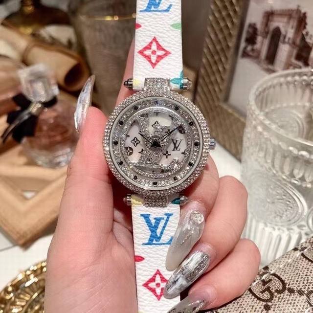 Lv-路易威登. 时来运转 满钻版本 时来运转系列 让你时时刻刻都时来运转 好运转到你身边 不停的旋转着表盘 非常炫耀漂亮 316L精钢表壳 表带进口意大利牛皮