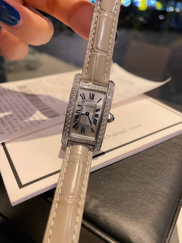 白 金 钻30 卡地亚-Cartier Tank Am ricaine腕表 小号表款 采用蓝宝水石晶镜面 瑞士石英机芯 原版开模 精钢表壳 八角形表冠 镶嵌一颗