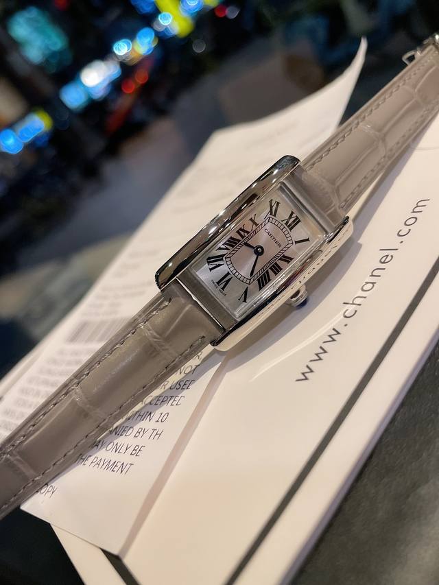 白 金 钻30 卡地亚-Cartier Tank Am ricaine腕表 小号表款 采用蓝宝水石晶镜面 瑞士石英机芯 原版开模 精钢表壳 八角形表冠 镶嵌一颗