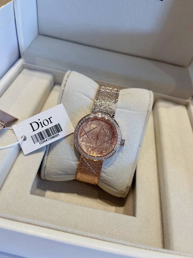 迪奥la D My Dior Cd04111X1248 Cd04 X1系列腕表 优美的弧线设计 搭配两枚利落指针 便以其极简之风 成为迪奥的标志性作品之一 携经