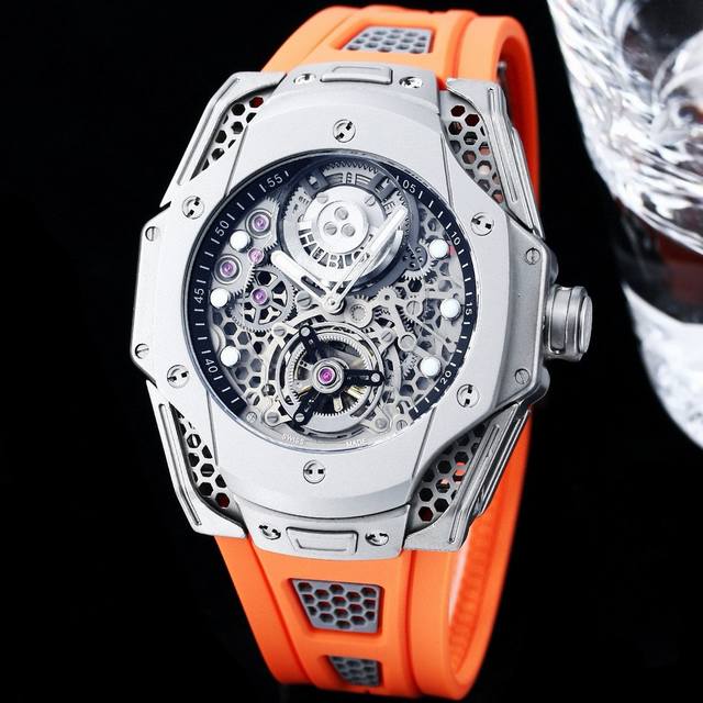 Hublot 宇舶 Big Bang Unico 大爆炸系列陀飞轮独家首发 突破以往的作品 机芯采用国内腕表上市公司自主研发时间超13个月 外壳直径44Mm 各