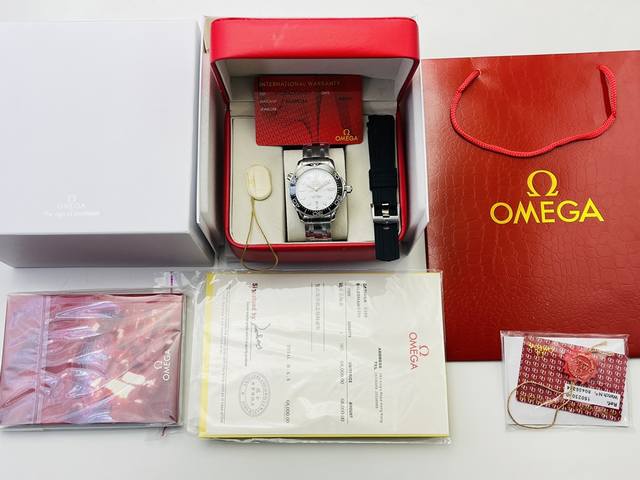 Om Factory2024墙裂推荐 以全新欧米茄omega 8800一体机芯再造经典 欧美茄海马300米系列腕表 1表径42Mm 跟官网一致尺寸 2弧拱形双面