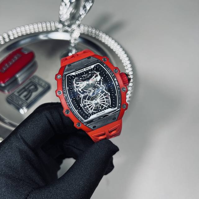 Richard Mille 理查米尔 Rm21-01系列 搭载全自动进口机械机芯 尺寸40X50X16Mm 碳纤维材质打造的表圈和表柱作为架构支撑 进一步加固其