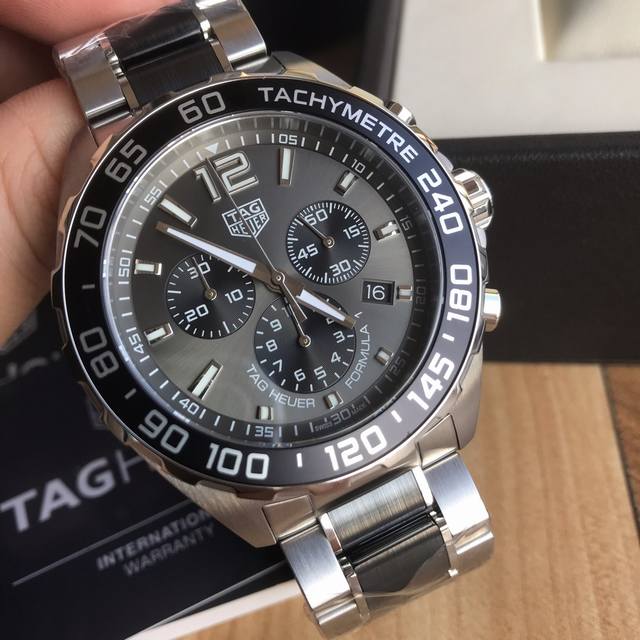 Original Tagheuer 泰格豪雅f1系列 石英男士腕表 原单货 六针计时带日历 瑞士原装机芯 精钢表带表壳 蓝宝石玻璃 专柜售价一万多 43Mm表径