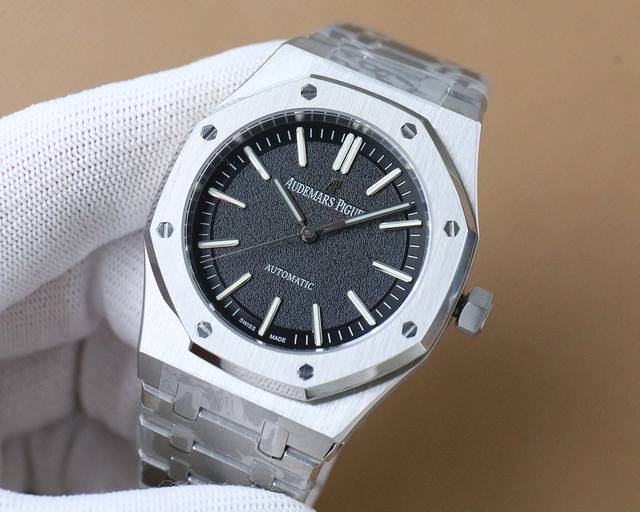 2022年度audemars Piguet-爱彼皇家橡树50周年专场推出的全新表盘设计磨砂工艺与表壳表带浑然一体刻度凌厉设计与剑针相互呼应 1壳套内非置胶圈机芯