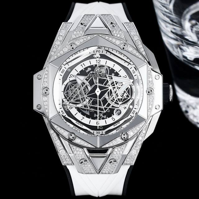 Hublot 宇舶 全新big Bang Sang Bleu Ii 刺青腕表 再次与知名刺青工作室sang Bleu合作 推出又款利用几何图形巧妙构思的刺青ll