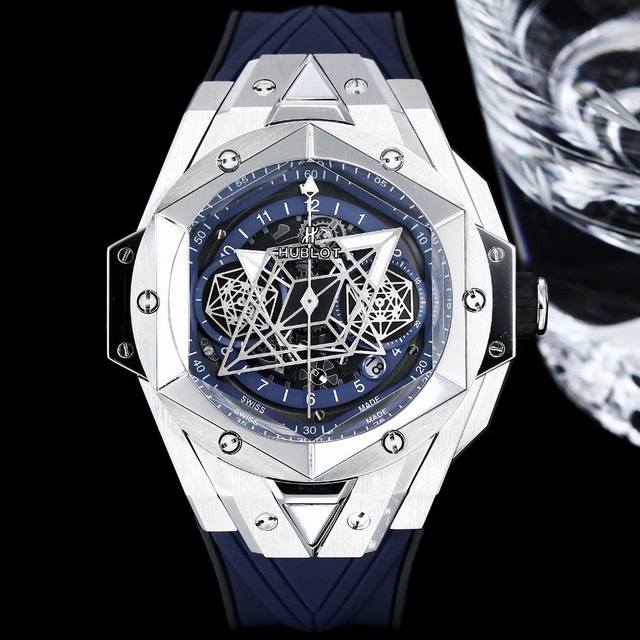 Hublot 宇舶 全新big Bang Sang Bleu Ii 刺青腕表 再次与知名刺青工作室sang Bleu合作 推出又款利用几何图形巧妙构思的刺青ll