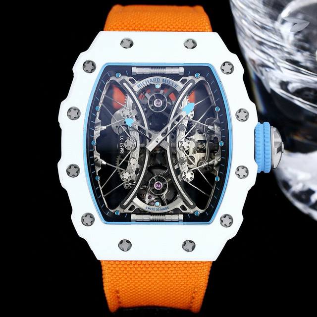 白色tpt纤维 Richard Mille 理查米尔 Rm53-01 将腕表设计与运动赛事相互结合，完美诠释了赛场上的勇者坚定信念、顽强拼搏的精神。Rm53-0