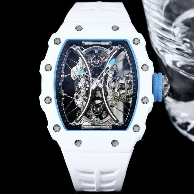 白色tpt纤维 Richard Mille 理查米尔 Rm53-01 将腕表设计与运动赛事相互结合，完美诠释了赛场上的勇者坚定信念、顽强拼搏的精神。Rm53-0